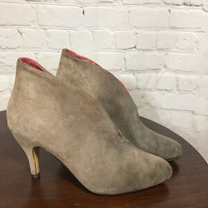 JEFFREY CAMPBELL tan suede booties *
Women’s 8 As is